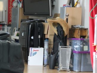 Koffer und Kisten stehen in einer Wohnung