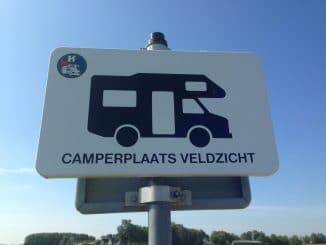 Ein Schild mit einem Wohnmobil und dem Text "Camperplaats Veldzicht"