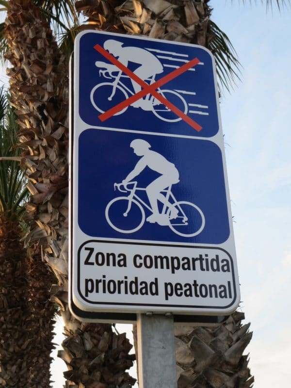 Ein Fahrradschild, das verbietet schnell zu fahren aus Rücksicht auf die Fußgänger